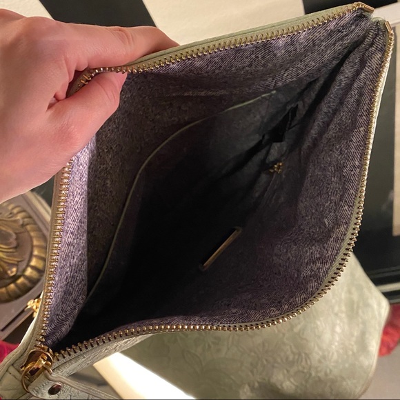 Urban Expressions Dorothy Crossbody Clutch - Picture 7 of 14